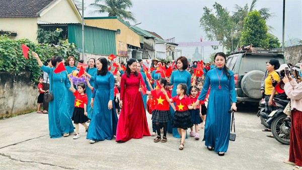 Hoạt động tham quan Đền Làng Hào Kiệt của các cháu trường MN Vĩnh Thành