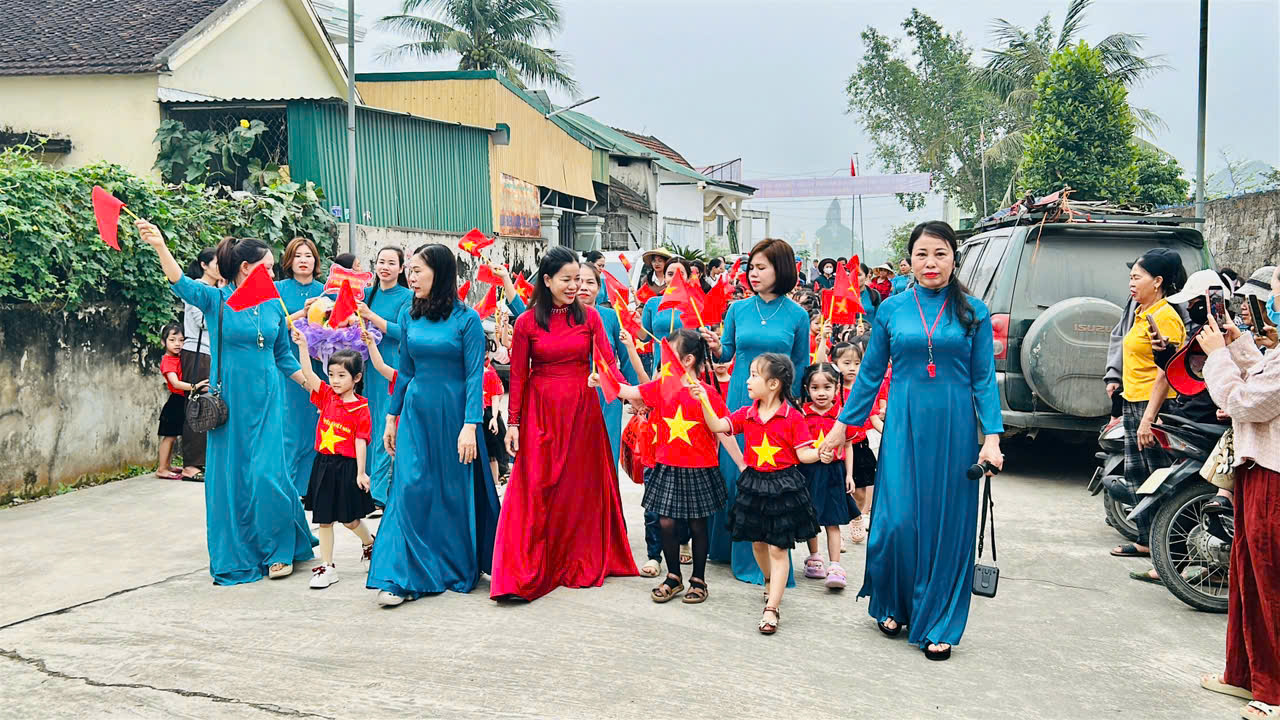 Hoạt động tham quan Đền Làng Hào Kiệt của các cháu trường MN Vĩnh Thành